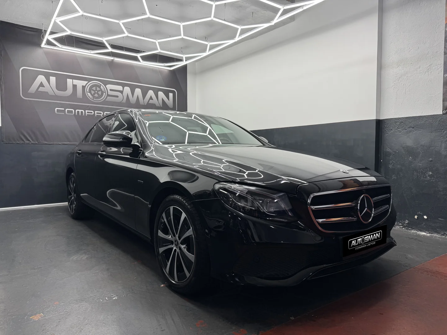 MERCEDES-BENZ CLASE E E300E 2019 Híbrido Negro - Motor